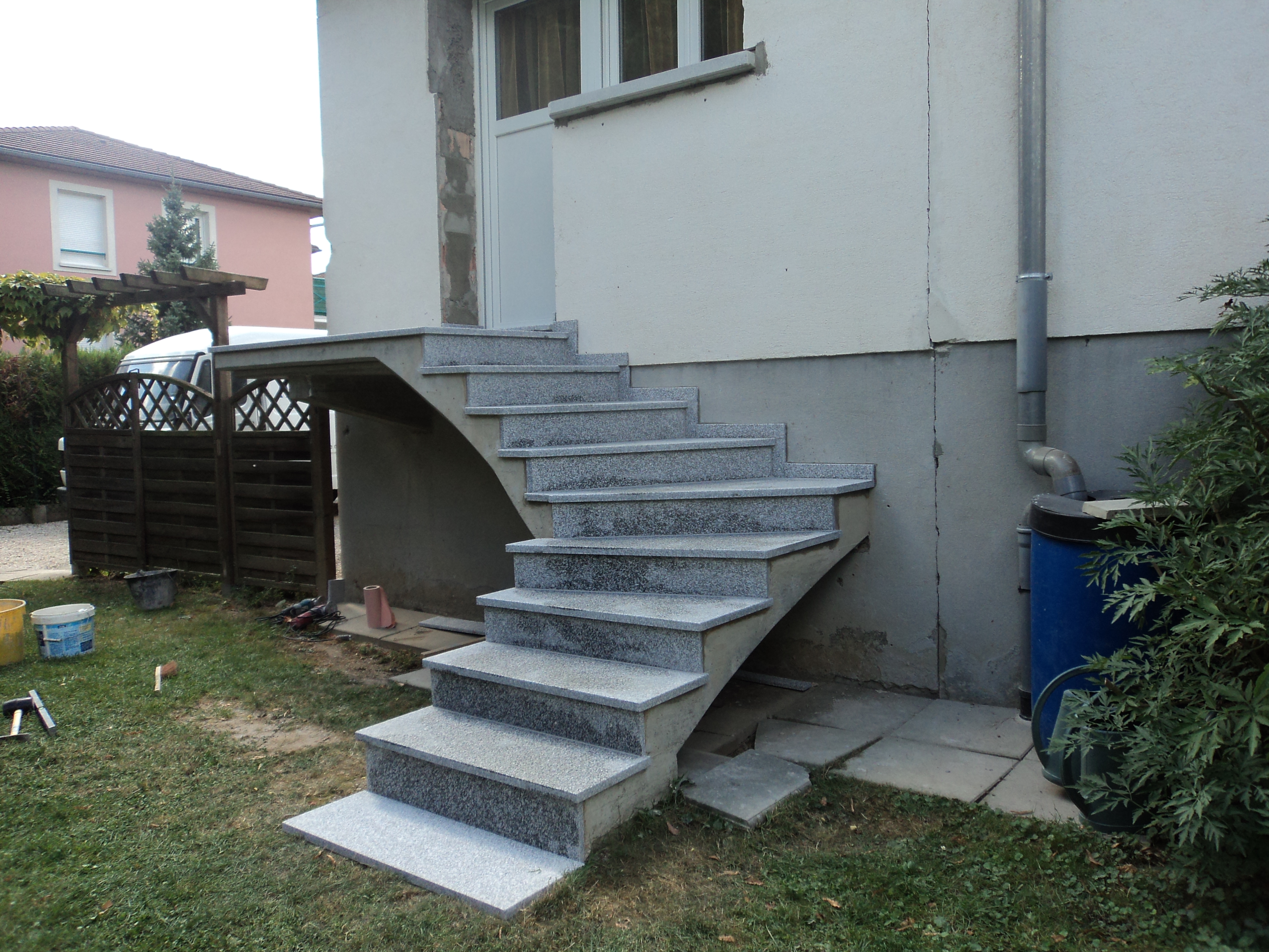 escalier exterieur gris