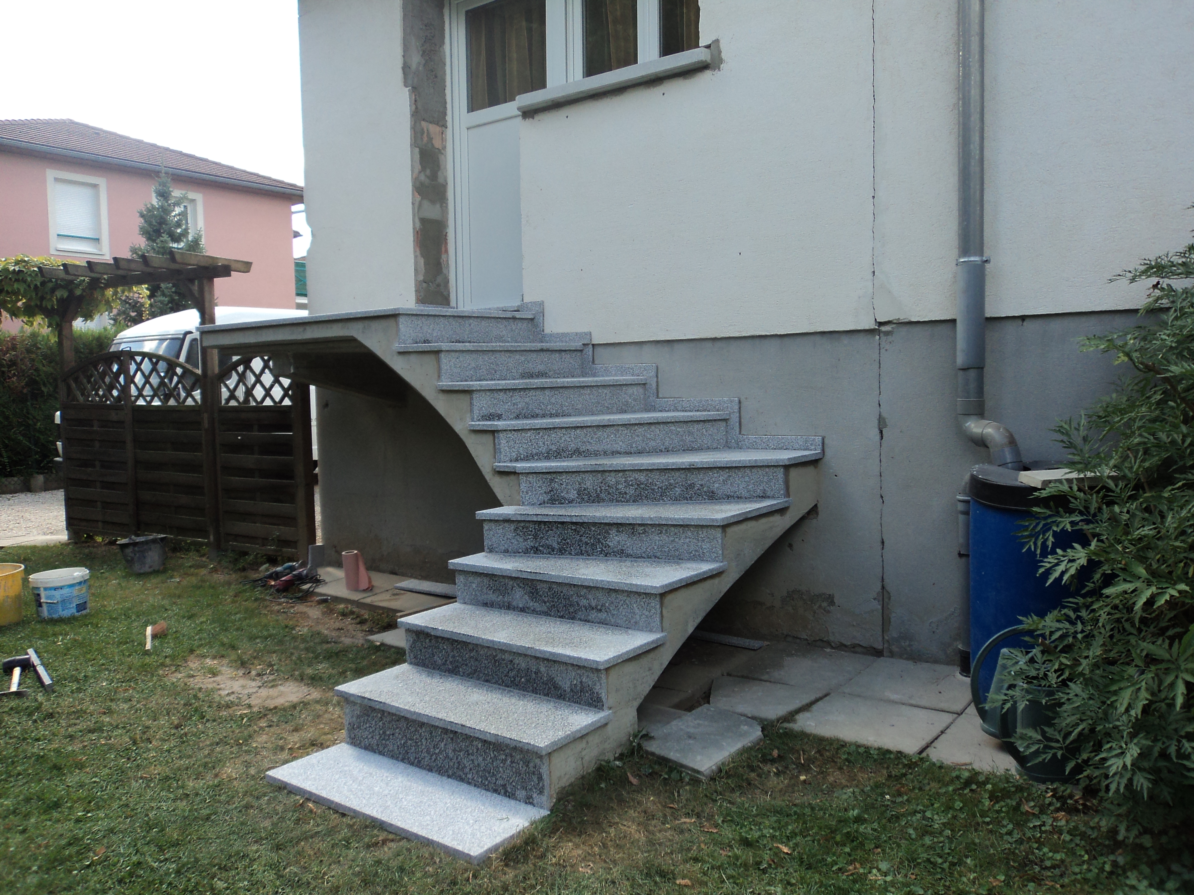 Escalier extérieur granit dans le secteur de Thann