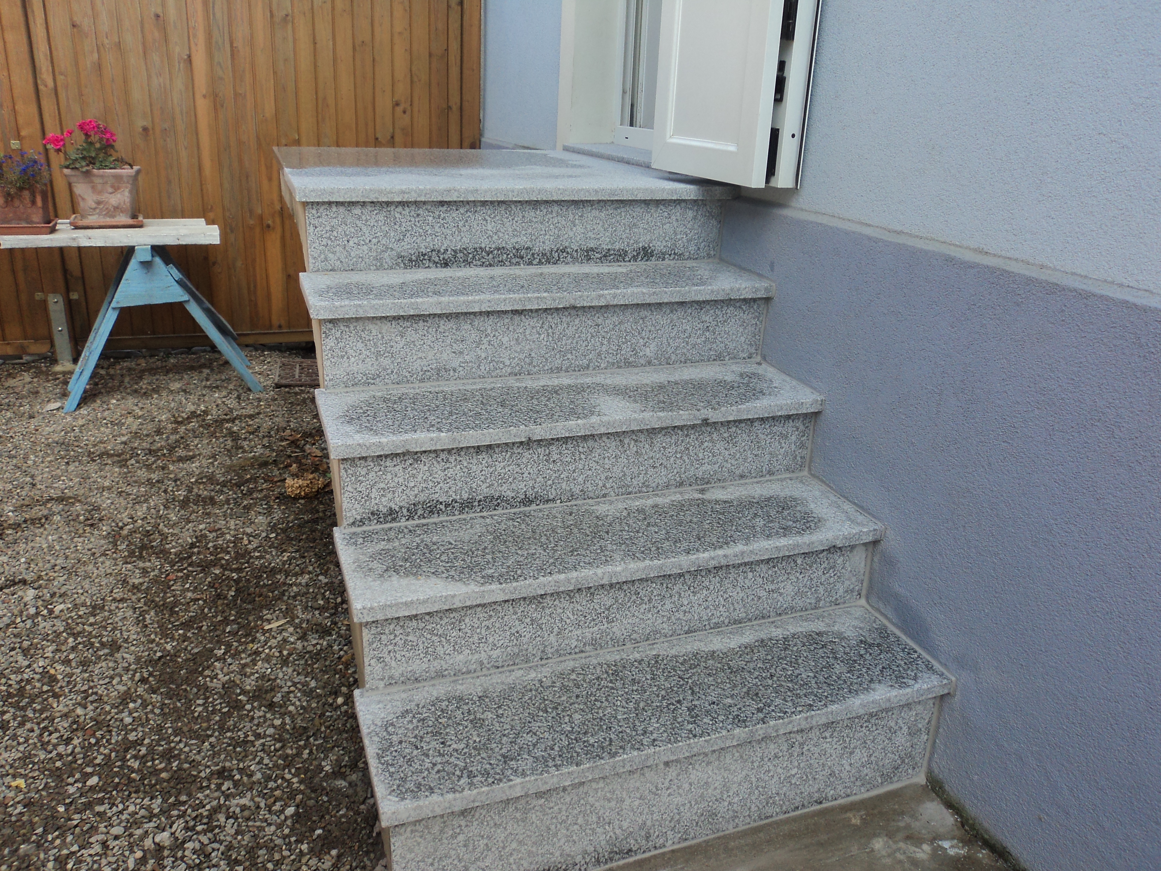 Escalier extérieur granit dans le secteur de Rouffach