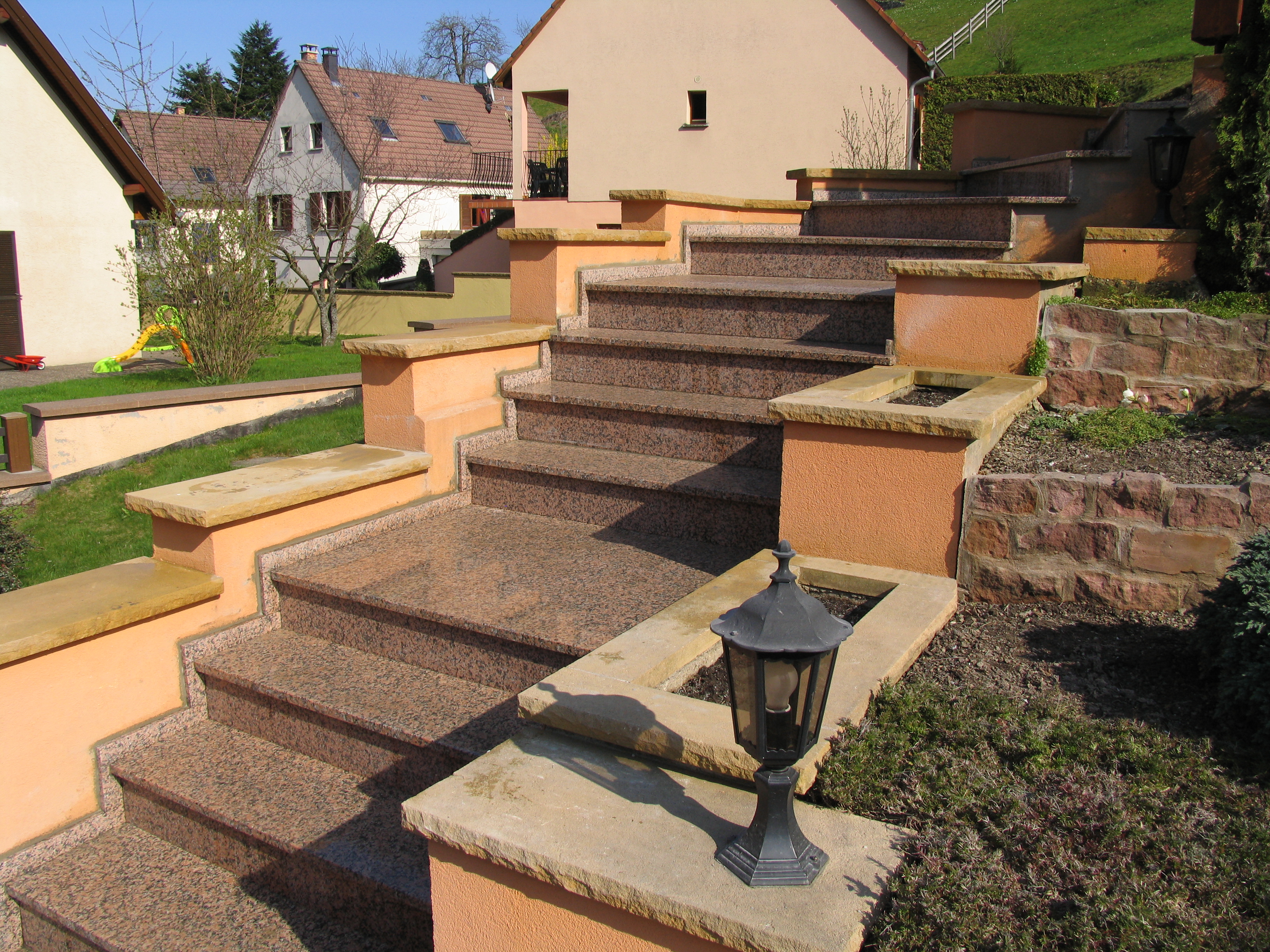 Escalier extérieur granit dans le secteur de Colmar