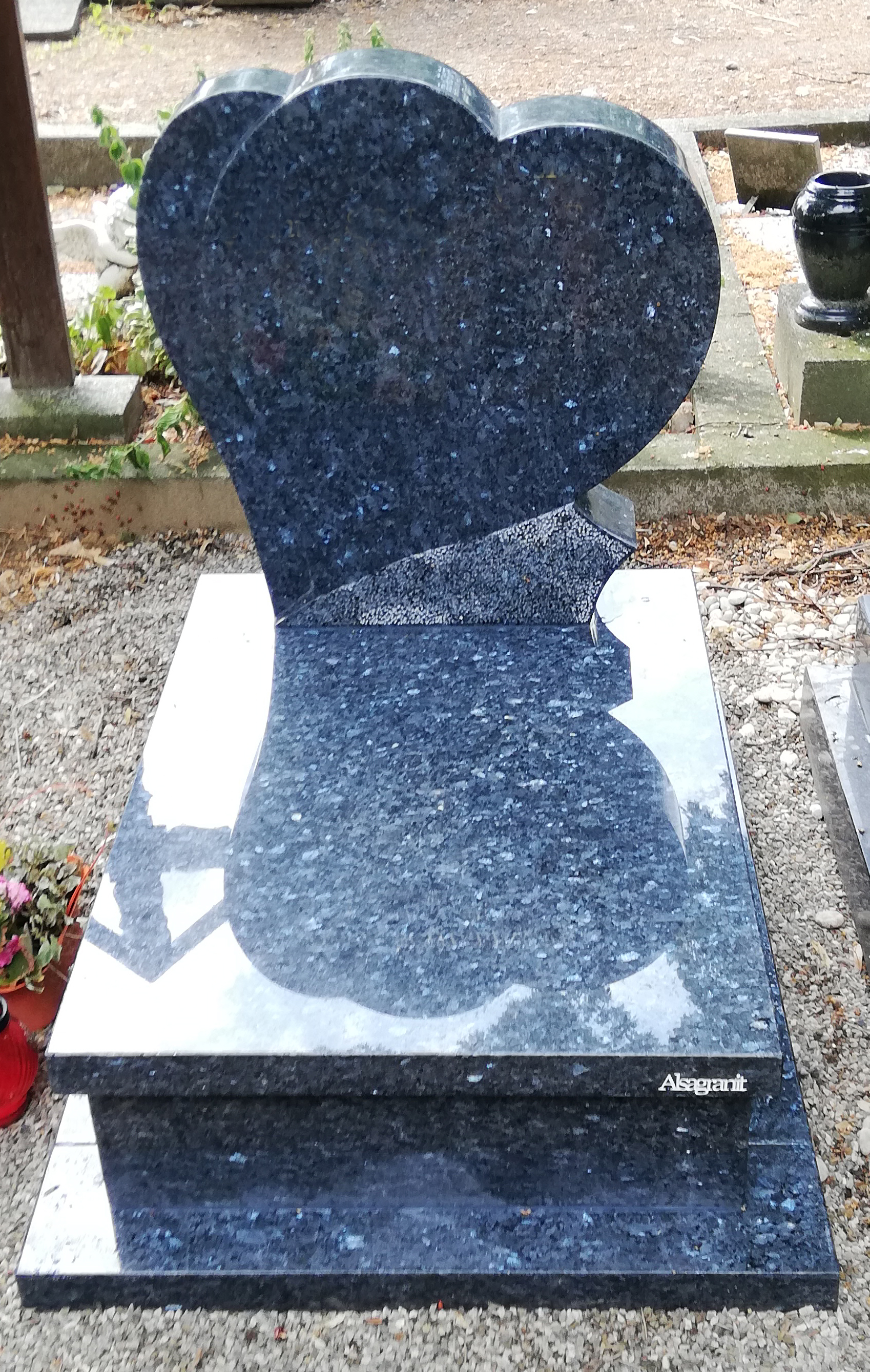 tombe cinéraire stele coeur granit labrador bleu