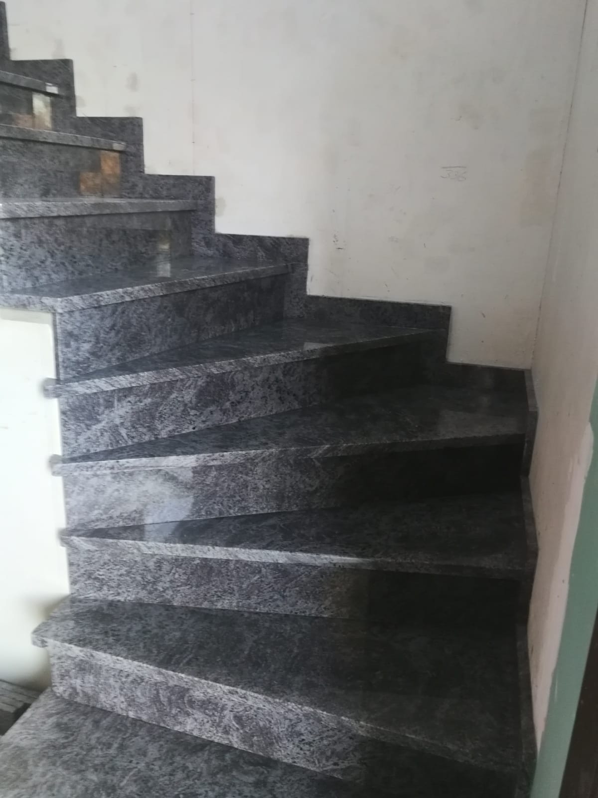 Escalier intérieur en granit bleu